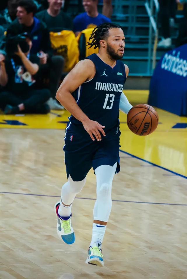 转正！上海男篮官宣：正式任命卢伟为主教练.